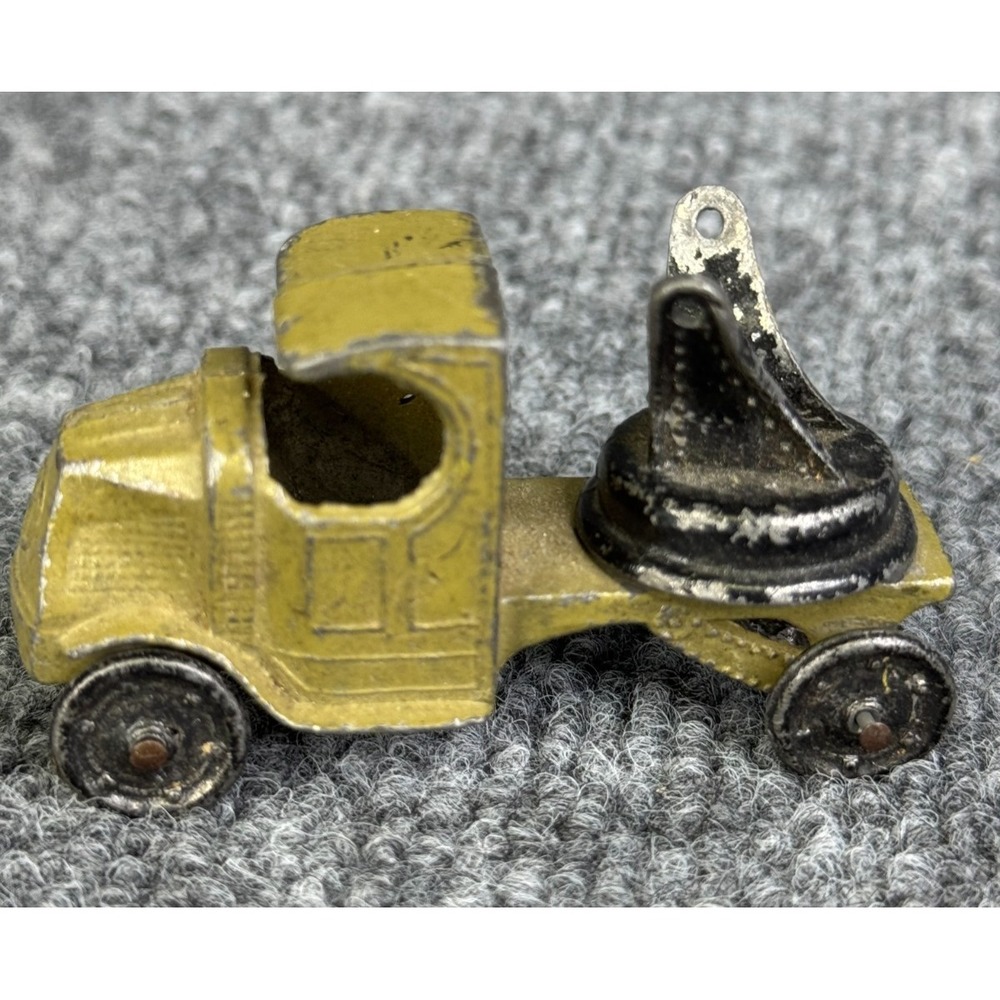Tootsietoy Diecast Wrecker Tow Truck Yellow Black Vintage